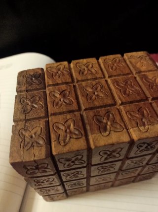 Scatola vintage in legno intagliato