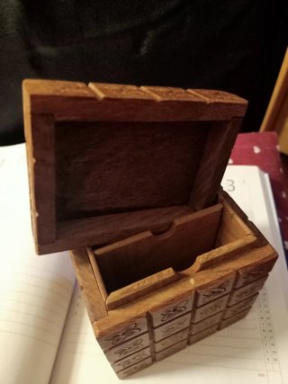 Scatola vintage in legno intagliato