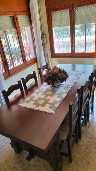Mesa rústica de comedor en madera maciza