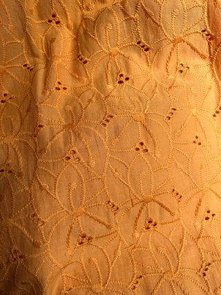 Vestido “baby doll” con bordados perforados