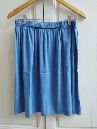 Falda de tejido fresco azul con botones