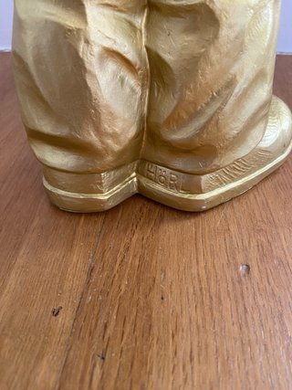 Escultura Gnomo V Vitória Ottmar Hörl Dourada