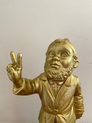 Escultura Gnomo V Vitória Ottmar Hörl Dourada