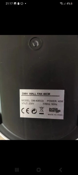 Ventilador de pared naranja y blanco