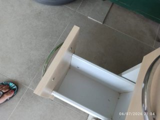 Mueble de baño beige y blanco