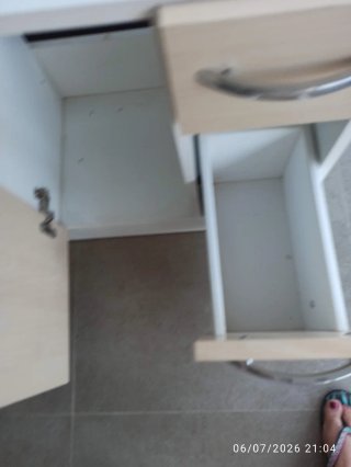 Mueble de baño beige y blanco