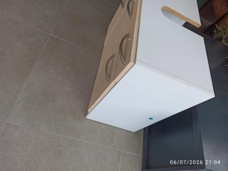 Mueble de baño beige y blanco