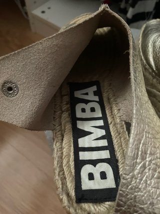 Sandalias Bimba y Lola doradas cuña