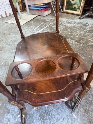 Mesa camarera de madera con ruedas