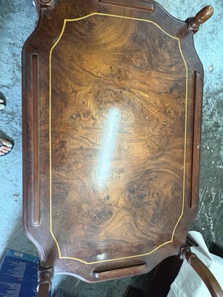 Mesa camarera de madera con ruedas