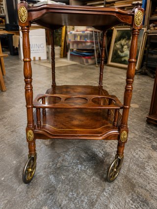 Mesa camarera de madera con ruedas