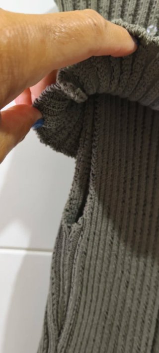 Top Zara cuello vuelto pedrería verde militar