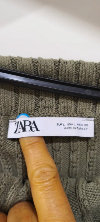 Top Zara cuello vuelto pedrería verde militar