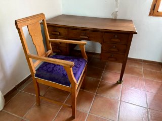 Escritorio antiguo de madera con silla