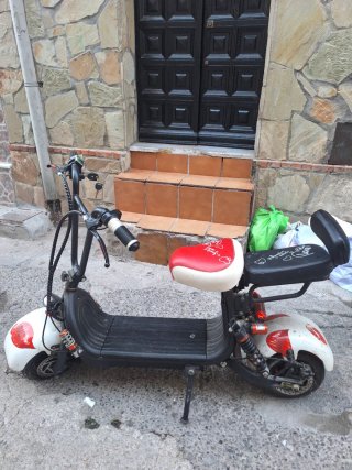 Moto Eléctrica Scooter Roja y Blanca