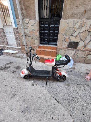 Moto Eléctrica Scooter Roja y Blanca