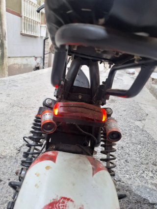 Moto Eléctrica Scooter Roja y Blanca