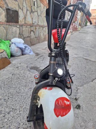 Moto Eléctrica Scooter Roja y Blanca