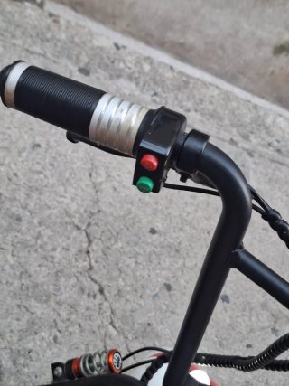 Moto Eléctrica Scooter Roja y Blanca