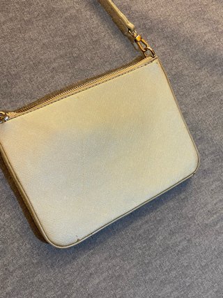 Bolso Parfois Dorado Minimalista Texturizado