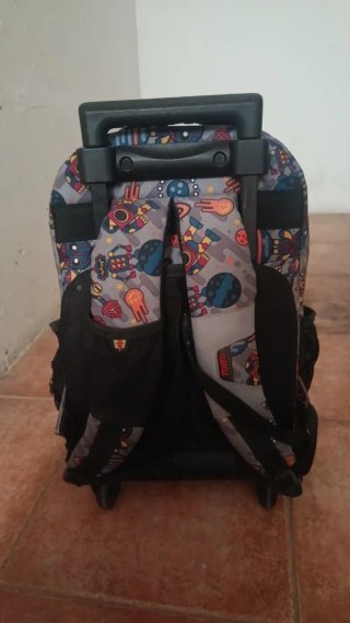 Mochila con ruedas y diseño espacial