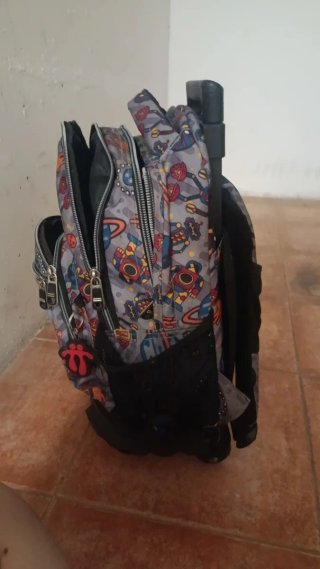 Mochila con ruedas y diseño espacial