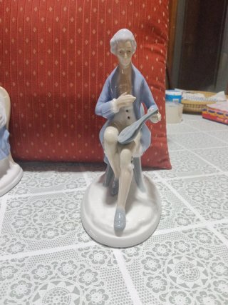 Pareja de figuras de porcelana