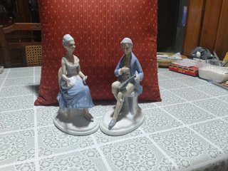 Pareja de figuras de porcelana