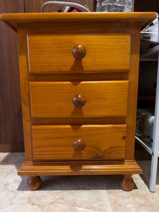 Mesita de noche de madera