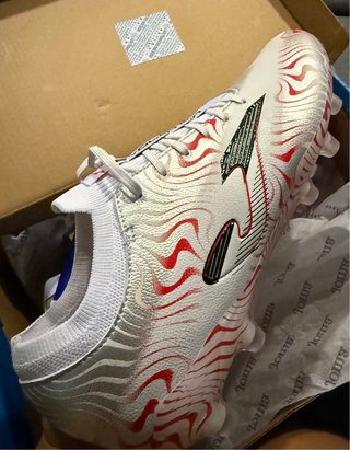 Zapatos de fútbol Joma blancos y rojos