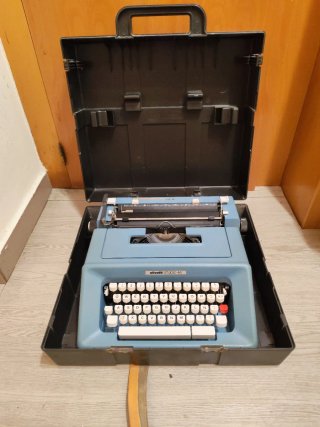 Máquina de escribir antigua Olivetti STIDIO 46
