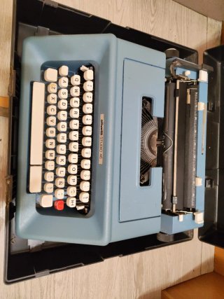Máquina de escribir antigua Olivetti STIDIO 46
