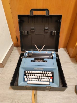 Máquina de escribir antigua Olivetti STIDIO 46