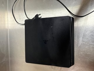 PS4 (PlayStation 4) Negra con Mando