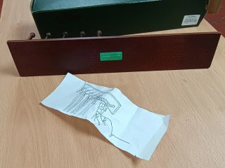 Colgador de corbatas y cinturones de madera