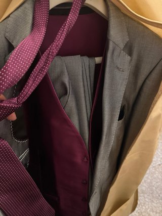 Traje Gris y Morado