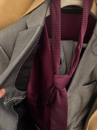 Traje Gris y Morado