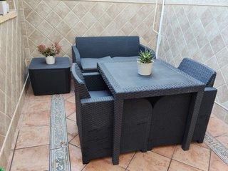 Sofás, mesa pequeña y mesa alta