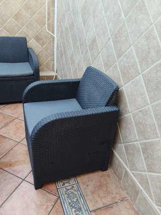 Sofás, mesa pequeña y mesa alta