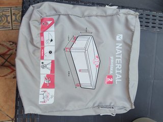 Sofás, mesa pequeña y mesa alta