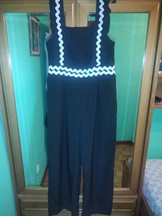 Mono negro con detalle ondulado