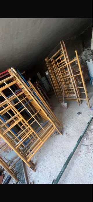 Andamio metálico rojo