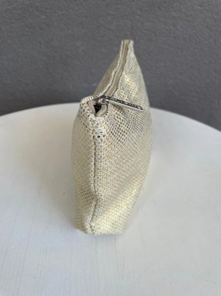Clarins. Clutch de mano dorado