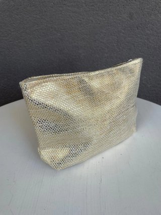 Clarins. Clutch de mano dorado