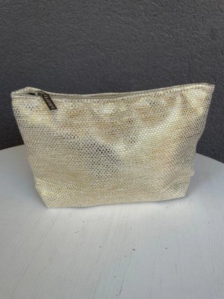 Clarins. Clutch de mano dorado