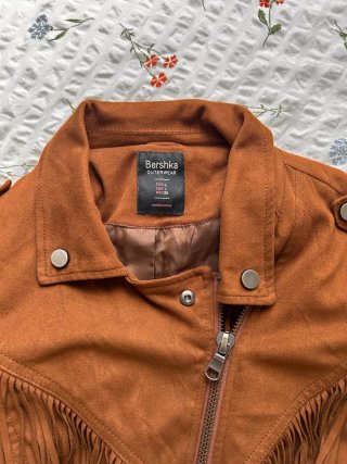 Cazadora Bershka ante con flecos