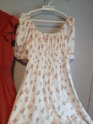 Vestido rojo y mono blanco floral