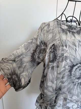 Camisa Zara Seda Estampada Gris Talla M