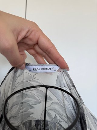 Camisa Zara Seda Estampada Gris Talla M