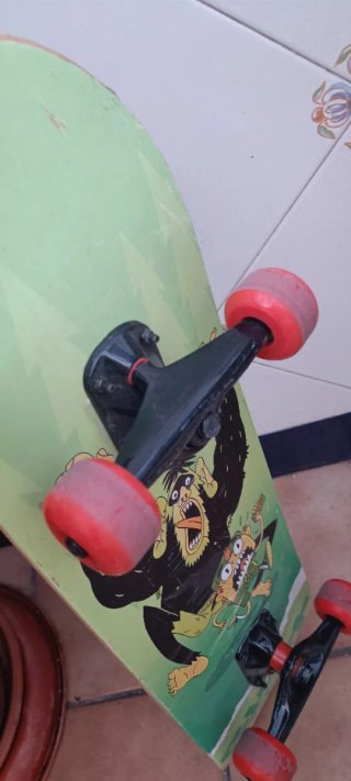 Skate con diseño de mono y Bigfoot is your friend